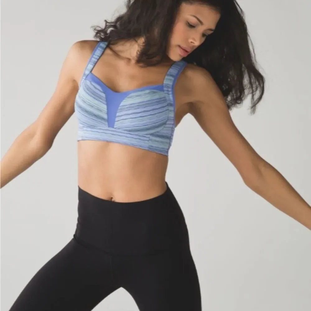 Lululemon Ta Ta Tamer blue striped sports bra 36D